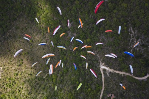 Paragliders climbing in a gaggle in the 2010 Paragliding World Cup Superfinal Poggio Bustone YZ6S27631 500x333 FLY BETTER: How to find the core of a thermal