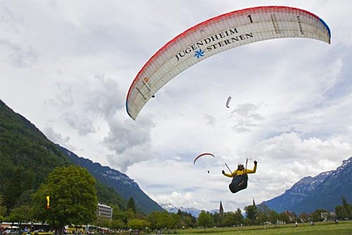 Chrigel Maurer landing in Grindelwald Chrigel Maurer landing in Grindelwald