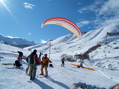 Ski and Fly fun in the Alps. Photo: www.voletski.fr