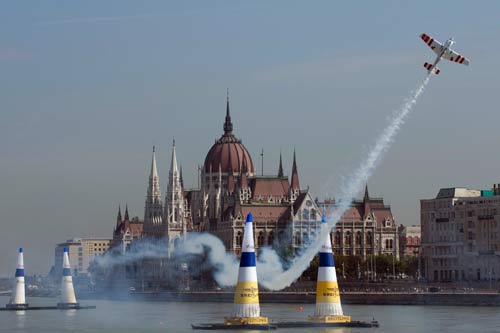 Red-Bull-Air-Race-2009-Paul-Bonhomme-Red-Bull Paul Bonhomme over Budapest in the 2009 Red Bull Air Race. Photo: Red Bull