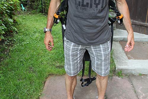 Picture 2: With this type of harness, a take off with open latches/straps, as shown, is almost impossible.
