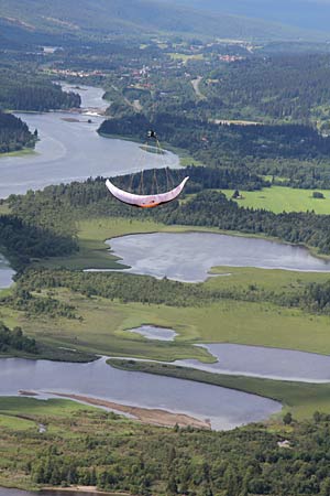 Norwegian acro star Ove Tillung in action over Are, Swedem in the 2010 Downteam Challenge. Photo: Fred Gustafsson