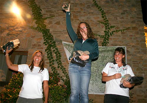 Britain's Kirsty Cameron tops the podium, flanked by Spaniards Esther Garaizar and Beatriz Garcia, at the first women's paragliding open in Ager.