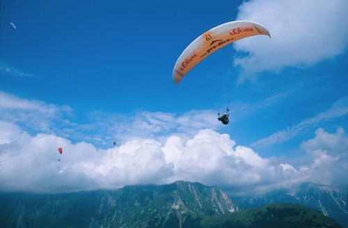 Racing-paraglider-in-Slovenia-Mscheel