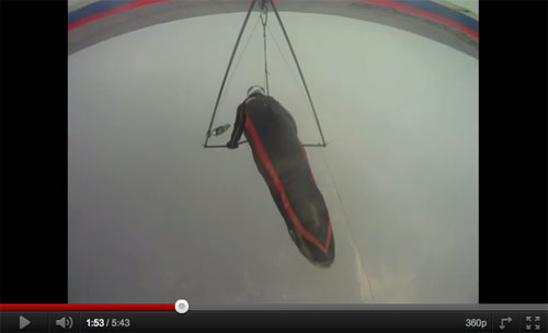 The hang glider pilot is sucked in – the ground is still just visible The hang glider pilot is sucked in – the ground is still just visible