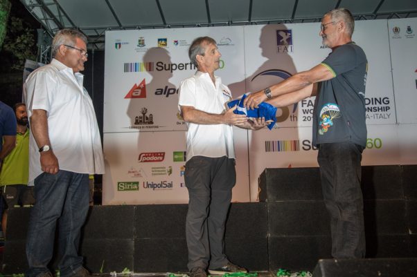 Paragliding World Championships 2017: handing over the FAI flag